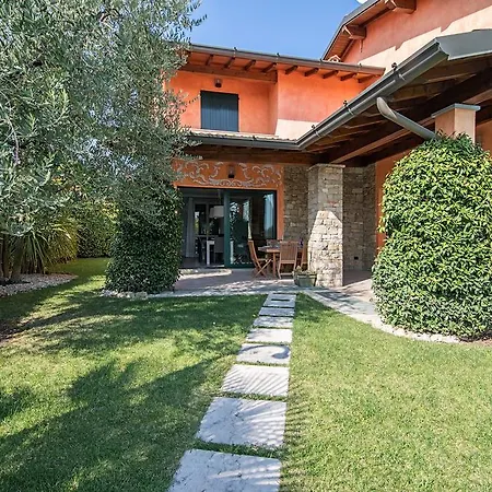 Camilla Padenghe sul Garda